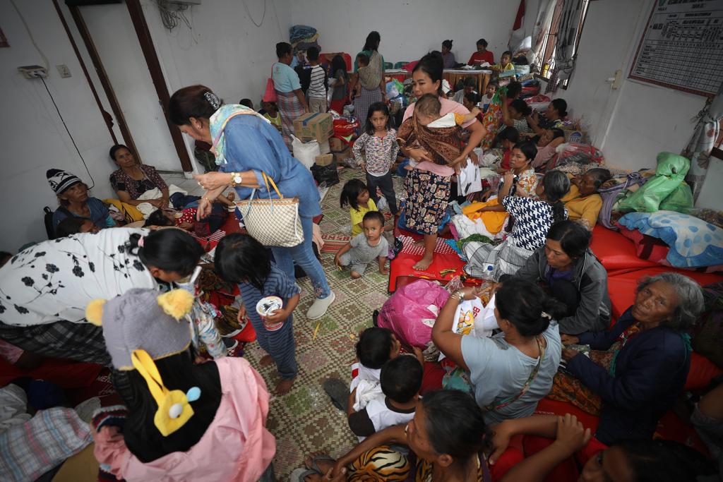 Petugas memasak lauk pauk untuk dibagikan kepada pengungsi banjir bandang di Kantor Kecamatan Baktiraja, Kabupaten Humbang Hasundutan, Sumatera Utara, Selasa (5/12).